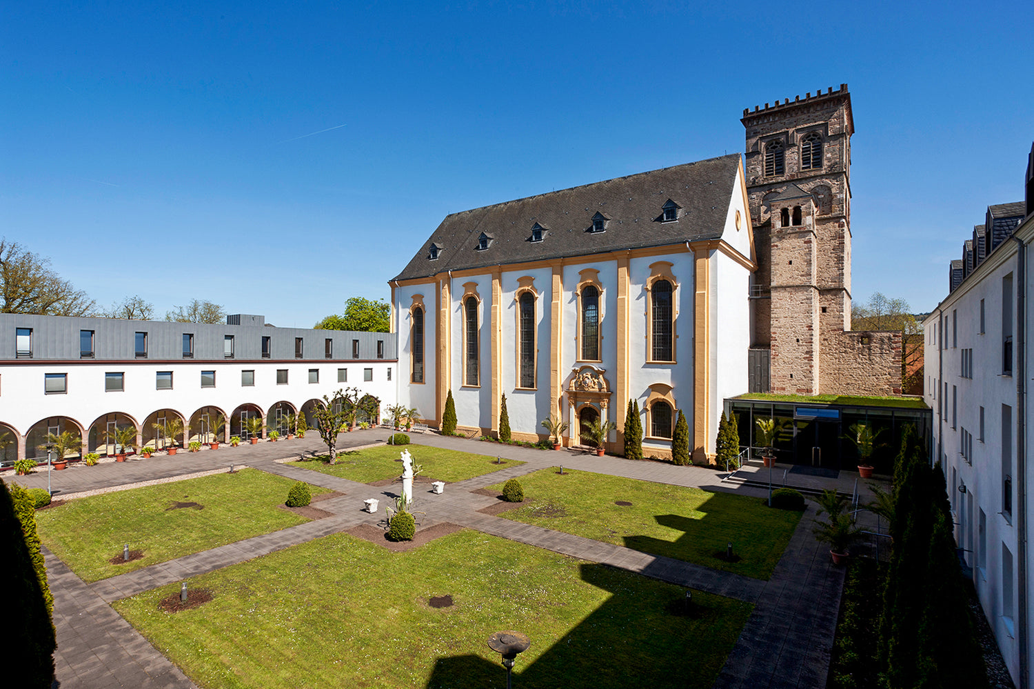 Rokokokirche St. Irminen und Hof